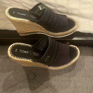 Tom’s Stylish Summer Wedge Sandals Size 8.5